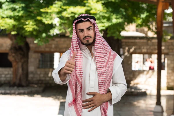 Gutaussehender Mittlerer Osten hält die Daumen hoch — Stockfoto