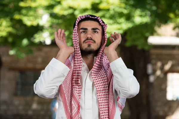 Muslimska mannen ber i moskén — Stockfoto