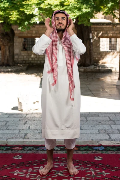 Musulman priant dans la mosquée — Photo