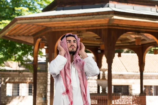 Ung muslimsk man som ber — Stockfoto