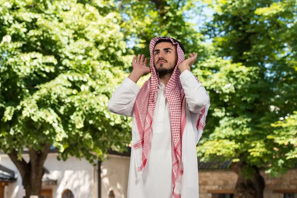 Muslimska be i moskén — Stockfoto