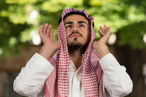 Jovem muçulmano cara orando — Fotografia de Stock