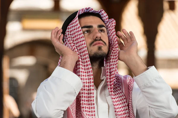 Hombre joven musulmán rezando — Foto de Stock