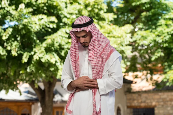 기도 하는 젊은 무슬림 남자 — 스톡 사진