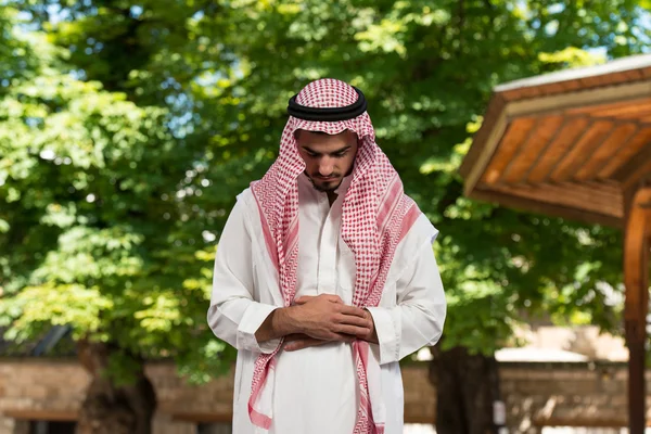 Young muslim manusia berdoa — Stok Foto