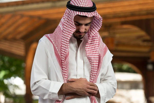 Close-up de mãos masculinas orando na mesquita — Fotografia de Stock