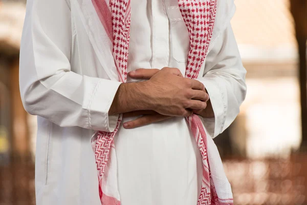 Close-up de mãos masculinas orando na mesquita — Fotografia de Stock