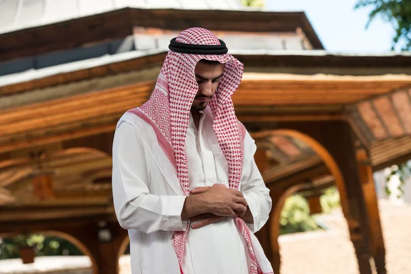 Jonge moslim kerel bidden — Stockfoto