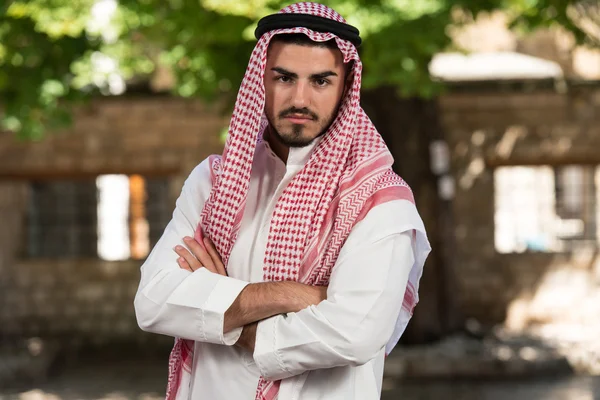 Porträtt av unga saudiska Arabemiraten man — Stockfoto