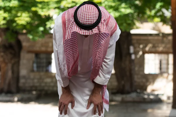 Μουσουλμανική άνθρωπος που προσεύχεται σε Τζαμί — Φωτογραφία Αρχείου
