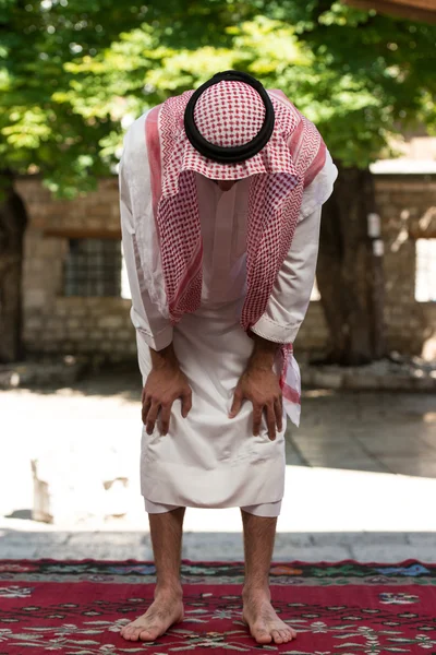 Muslimske bønner i moskeen – stockfoto