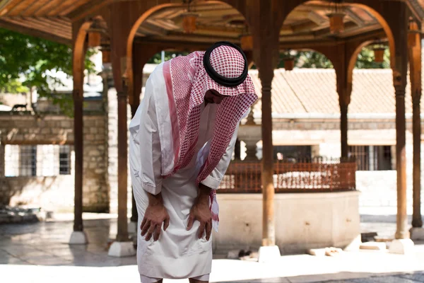 Νεαρός μουσουλμάνος άντρας προσεύχεται — Φωτογραφία Αρχείου