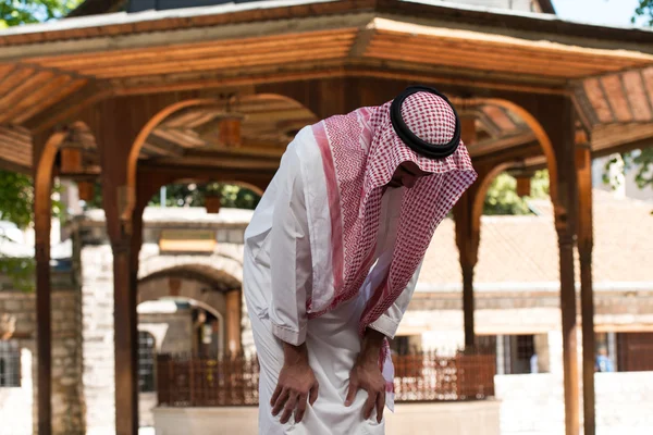 Giovane musulmano ragazzo pregando — Foto Stock