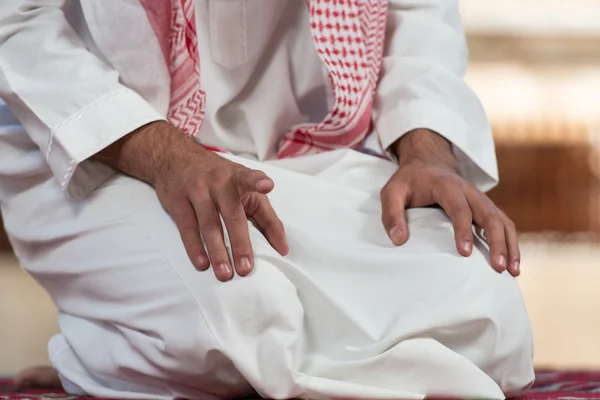 Närbild av manliga händer be i moskén — Stockfoto