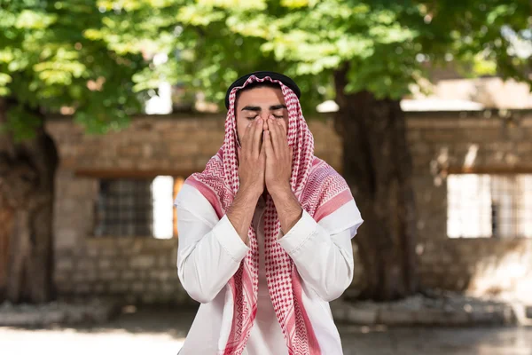 Ung muslimsk man som ber — Stockfoto