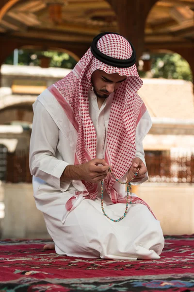Moslim bidden in moskee — Stockfoto