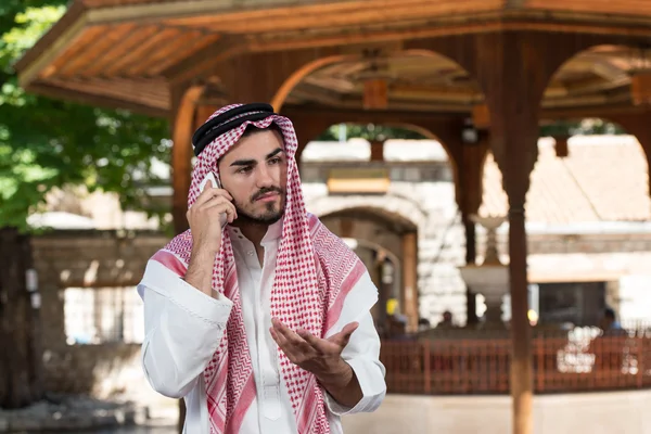 Szép közel-keleti ember beszél-a mozgatható telefon — Stock Fotó