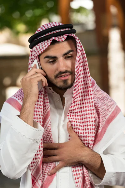 Cep telefonuyla konuşan neşeli Müslüman adam — Stok fotoğraf