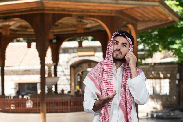 Saudiska Arabemiraten man använder en smart telefon — Stockfoto