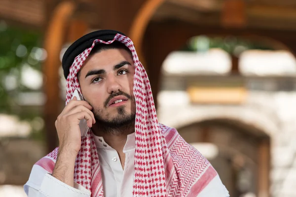 Mobil telefonda konuşurken Ortadoğu yakışıklı — Stok fotoğraf