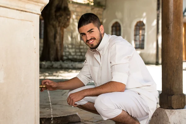 Retrato de Jovem Árabe Saudita Homem — Fotografia de Stock