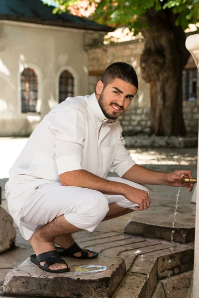 Portrait de jeune homme des Émirats arabes saoudiens — Photo