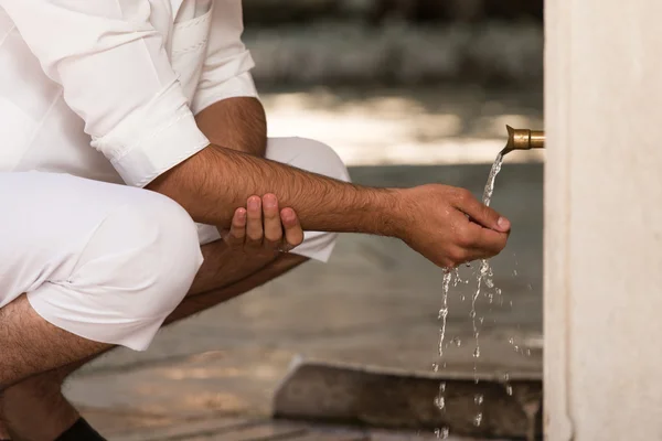 Islamitische religieuze rite ceremonie van wassing hand wassen — Stockfoto