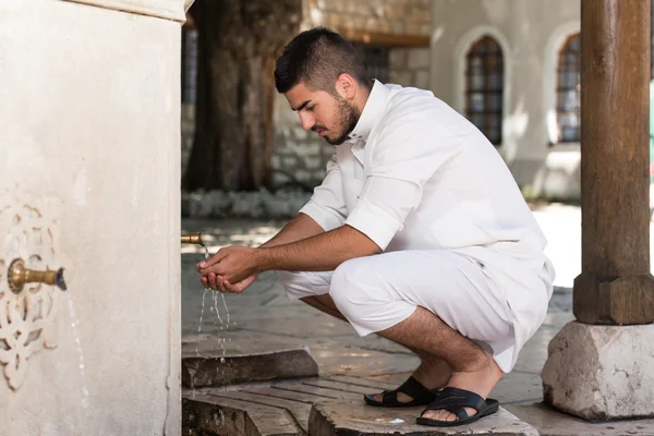 Islamitische religieuze rite ceremonie van wassing hand wassen — Stockfoto