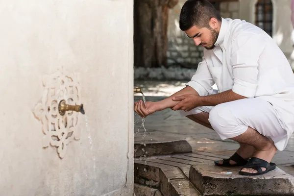 Islamitische religieuze rite ceremonie van wassing hand wassen — Stockfoto