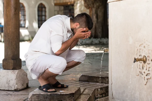 清めのイスラム教の宗教上の儀式式洗浄に直面します。 — ストック写真