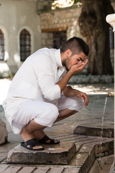 Islamisk religiös ritual ceremonin av tvagning munnen tvätt — Stockfoto