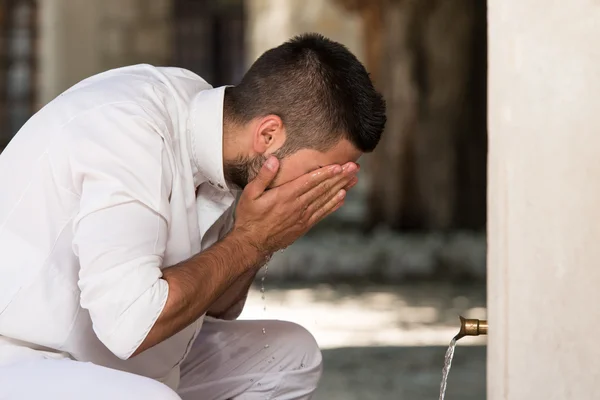 Islámský náboženský rituál obřad umývání čelí praní — Stock fotografie