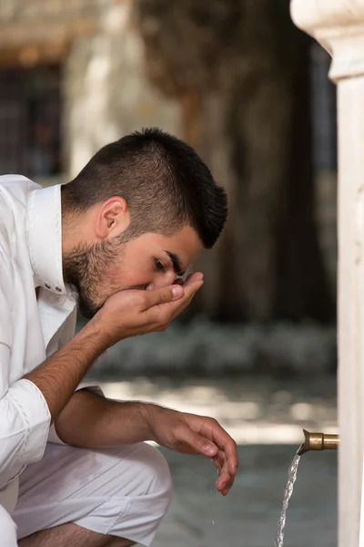 Islamic Religious Rite Ceremony Of Ablution Mouth Washing — Stock Photo, Image