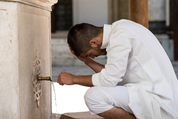 Islamitische religieuze rite ceremonie van wassing hoofd wassen — Stockfoto