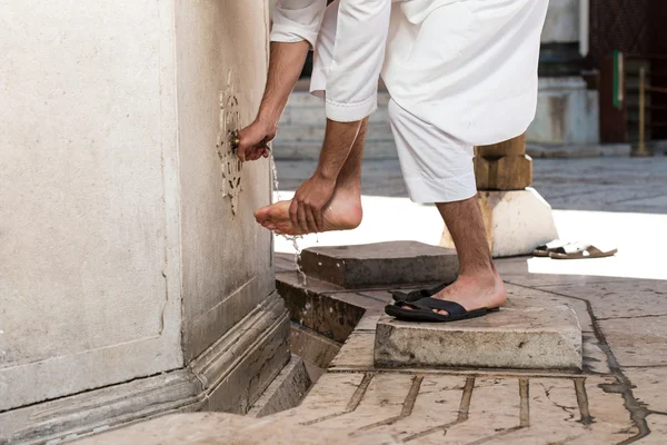 Muslim wäscht vor Betreten der Moschee die Füße — Stockfoto