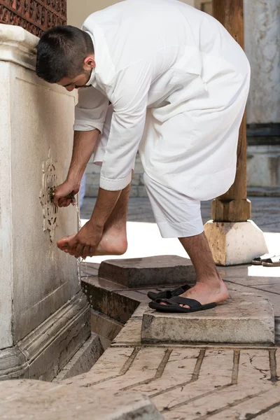 Pieds de lavage musulmans avant d'entrer dans la mosquée — Photo