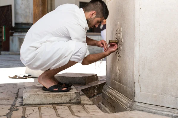 Islamisk religiös ritual ceremonin av tvagning hand tvätt — Stockfoto