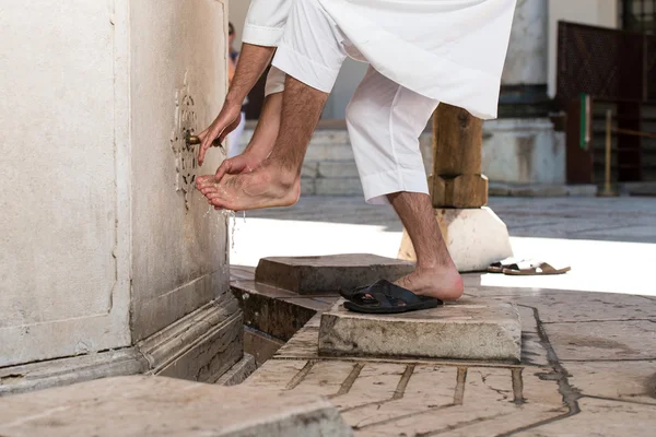 Moslim wassen voeten alvorens moskee — Stockfoto