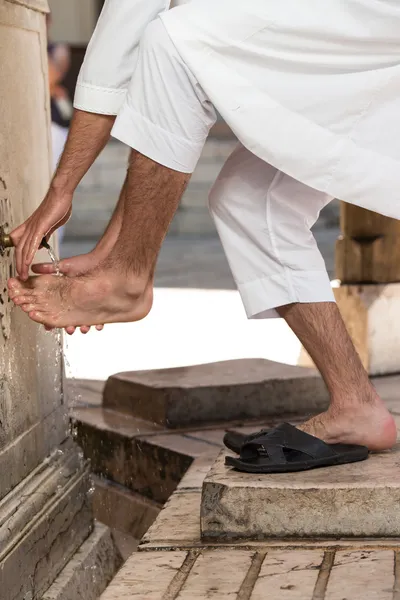 Muslim wäscht vor Betreten der Moschee die Füße — Stockfoto