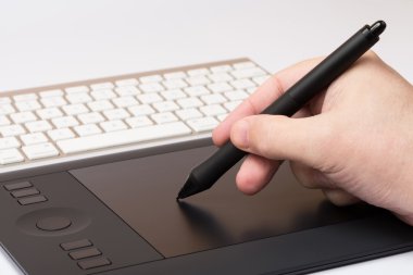 masaya grafik kalem tutan el