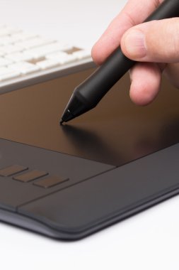 tatlı bir elin bir bilgisayar grafik tablet çizim