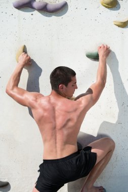 genç adam bir kaya duvarı tırmanışı