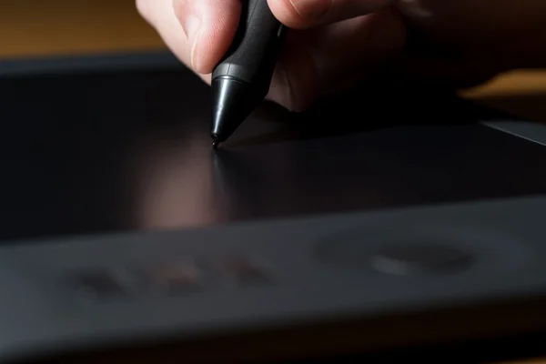 Σχεδιαστής εφιστά μια ψηφιακή πένα — Φωτογραφία Αρχείου