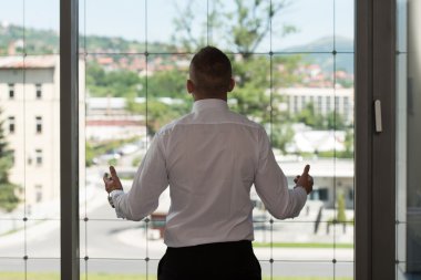 Boardroom içinde duran bir iş adamı arka görünümü