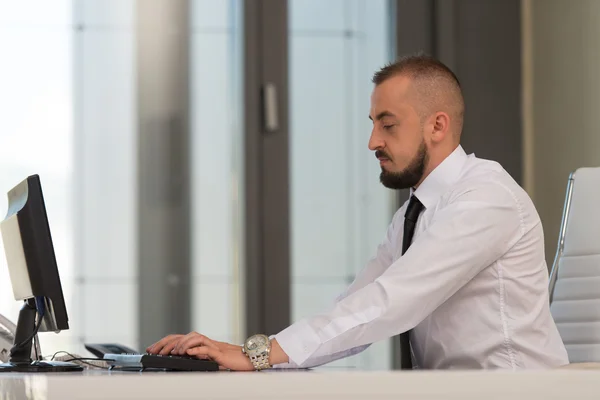 Geschäftsmann mit Computer — Stockfoto