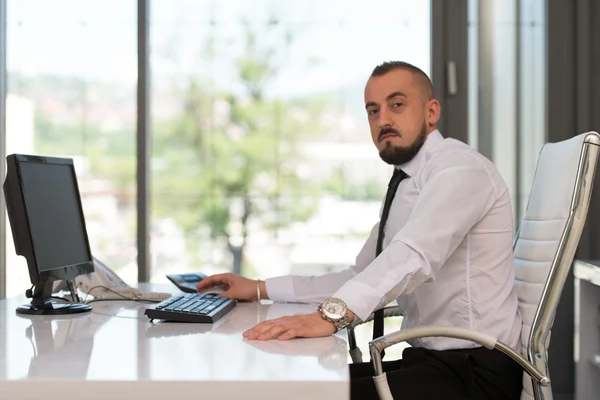 Бизнесмен на разрыве со своим компьютером — стоковое фото