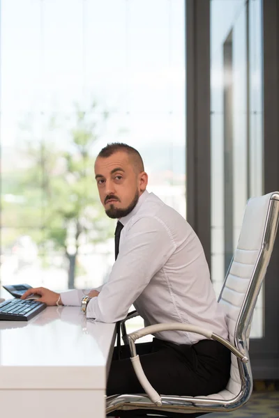 Retrato de jovem empresário — Fotografia de Stock