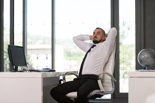 Geschäftsmann mit Computer — Stockfoto