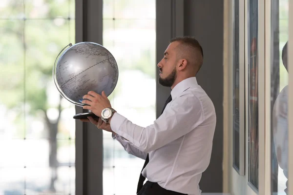 Giovane uomo d'affari con globo — Foto Stock