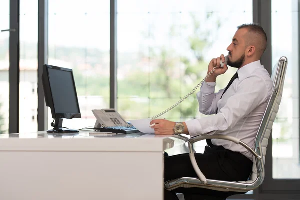 Biznesmen rozmowa na telefon i za pomocą komputera — Zdjęcie stockowe